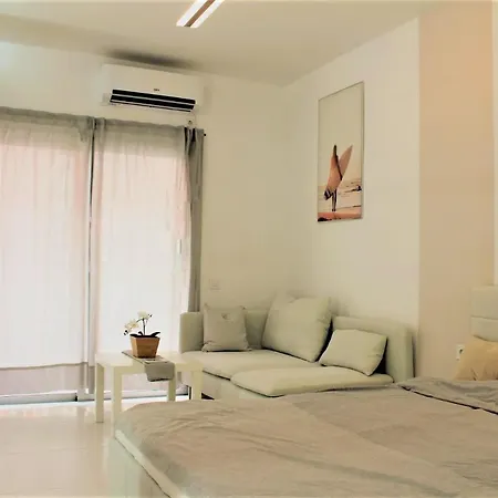 Waterfront Studio Apartment *